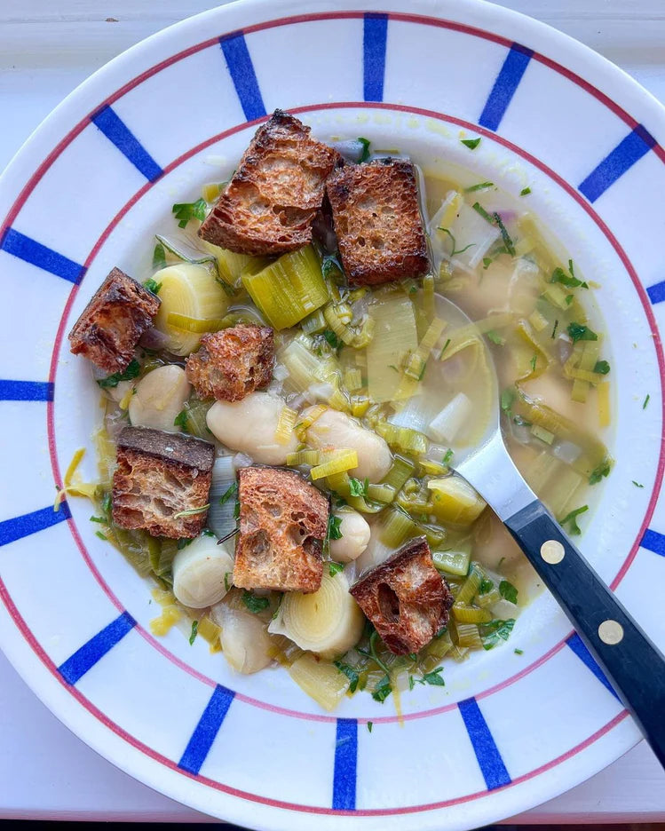 beans_recipe_joe_woodhouse_britishleeks_uk_boldbeanco_comfort food_soup_veganLeek_Butterbean_Soup_with_Rosemary_Croutons_Joe_Woodhouse_Queen_Butter_Beans_Organic_White_Beans_Bold_bean_Co.