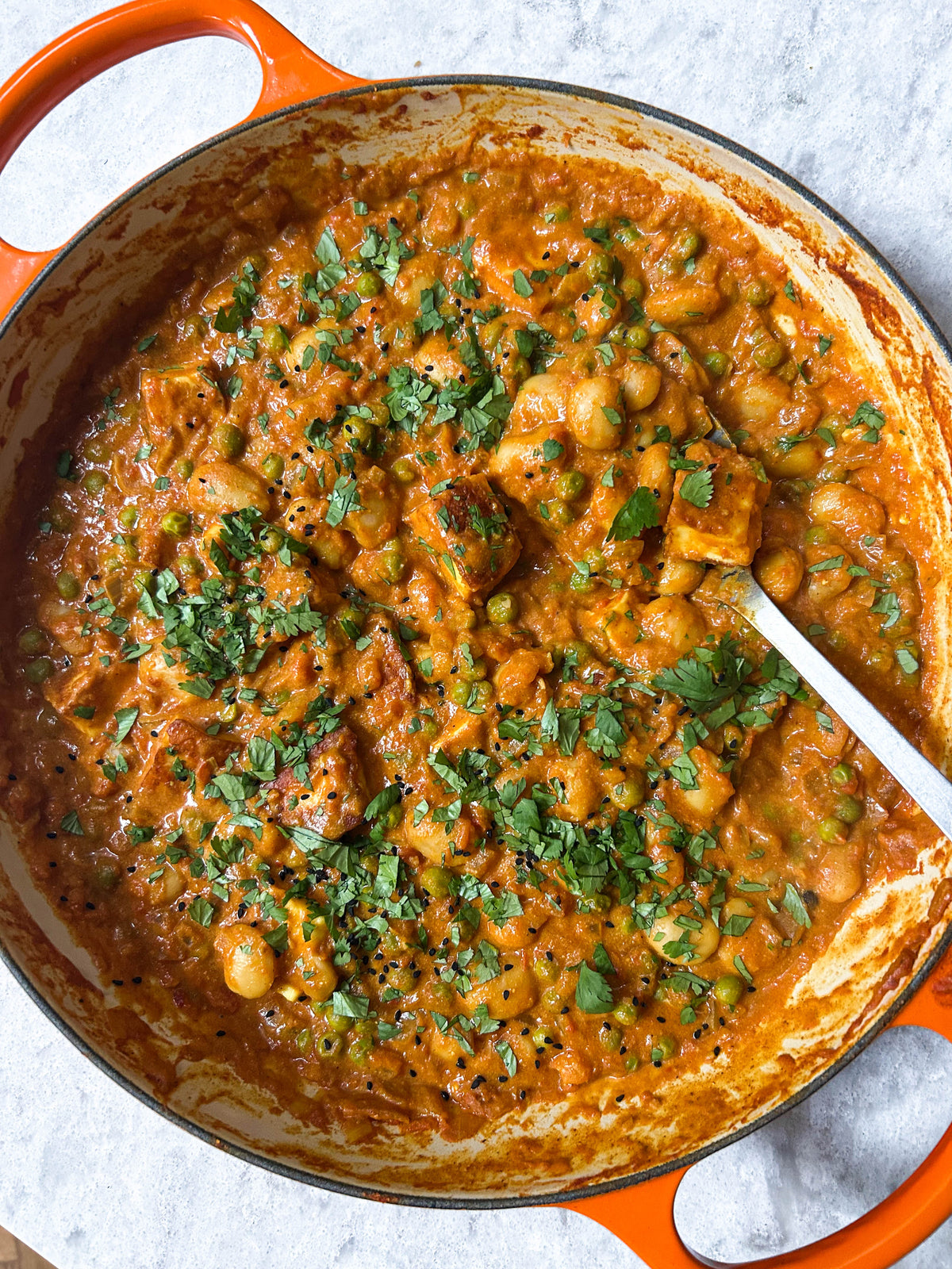  bean-recipe-creamy-halloumi-butter-bean-curry-with-peas-boldbeanco 