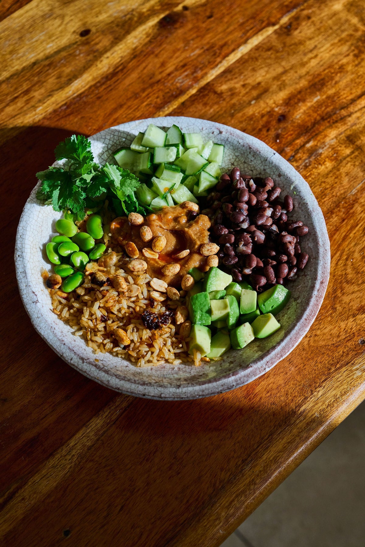  Zwarte Bonen met Krokante Rijstsalade en satéstijl dressing 