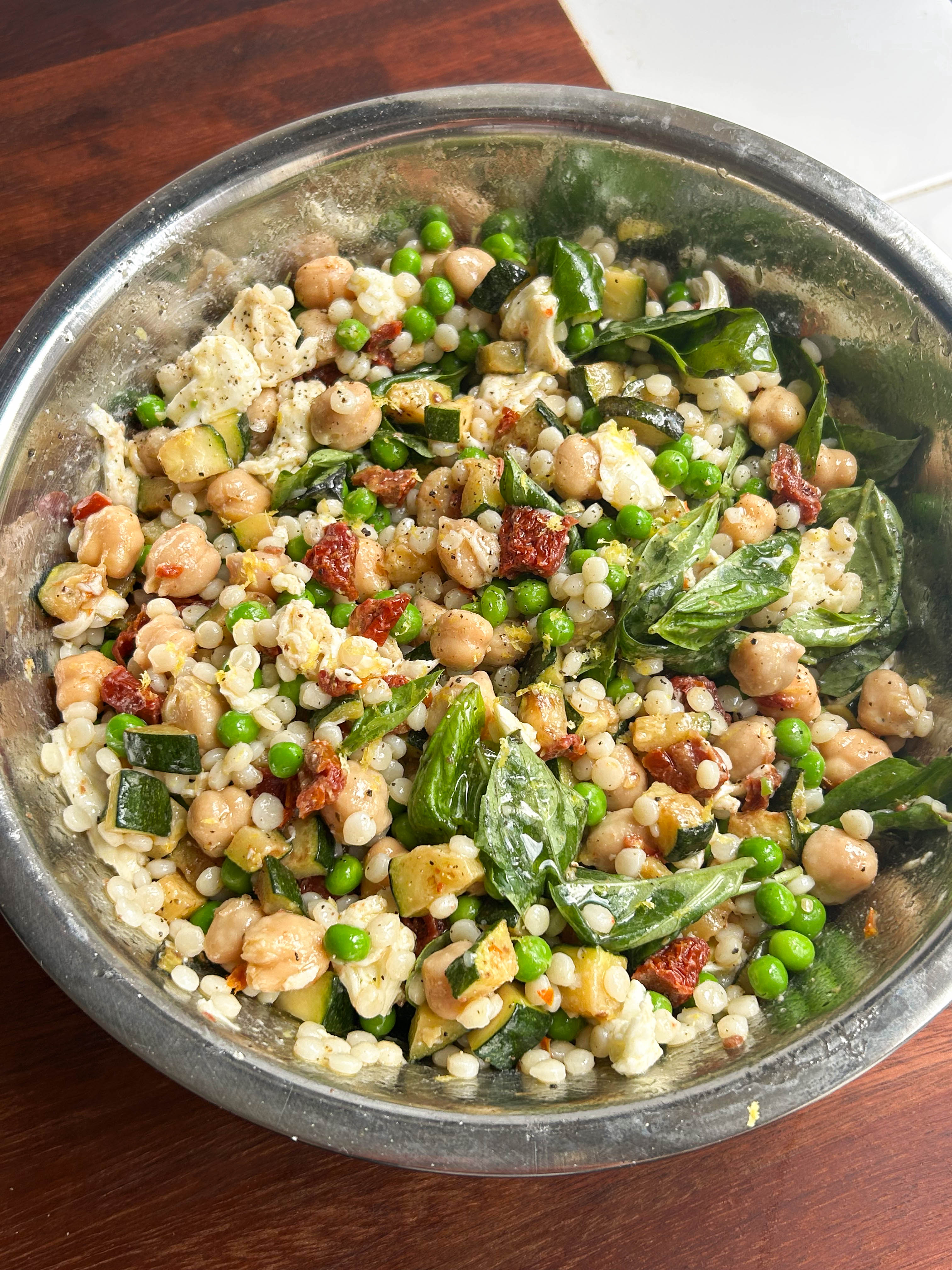 bean-recipe-giant-cous-cous-chickpea-salad-with-courgettes-sundried-tomatoes-mozzarella-boldbeanco