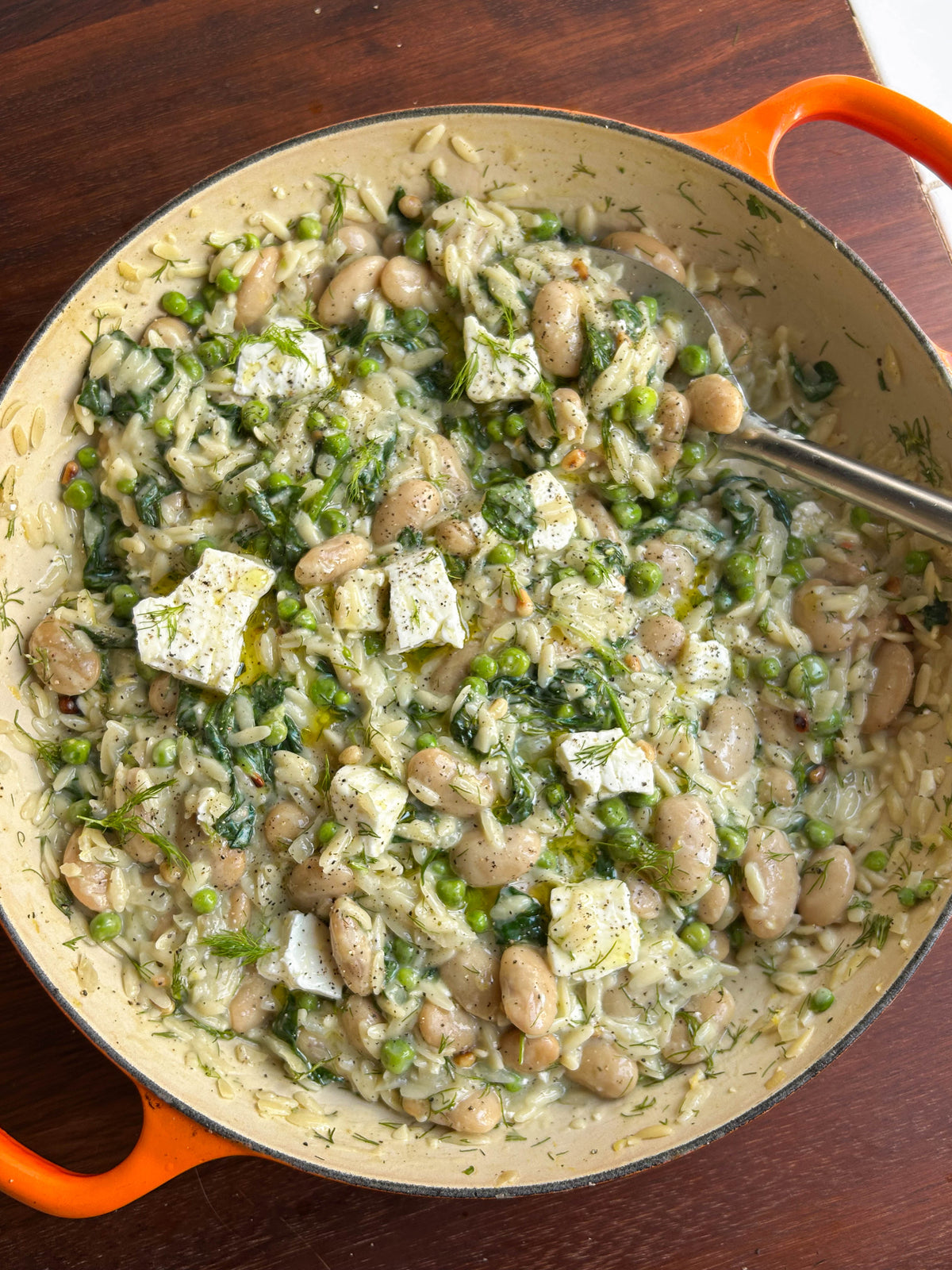 Eenpansgerecht met boterbonen, spinazie en feta-orzo