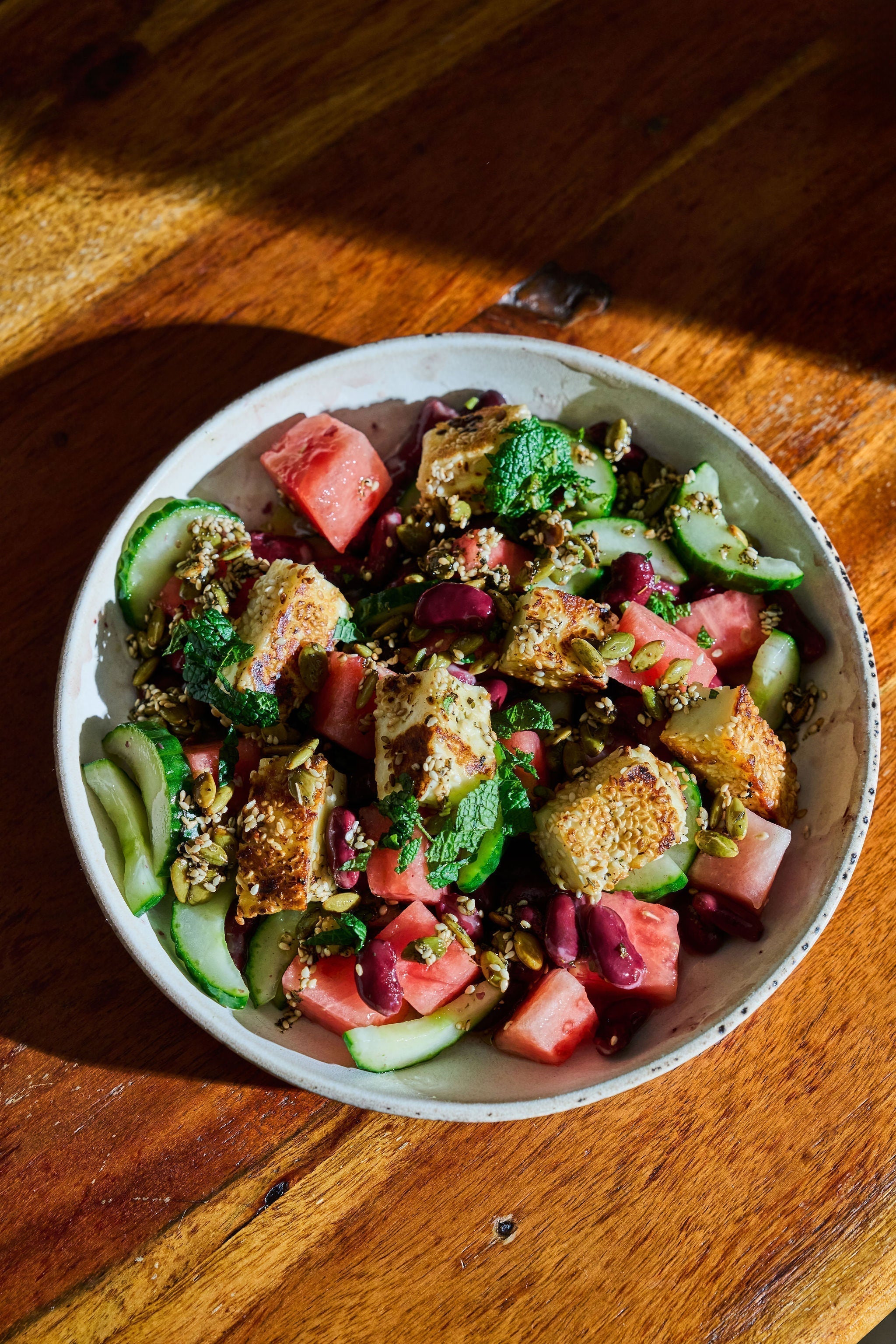 Sissende Sesam Halloumi, Watermeloen + Rode Kidneybonen salade