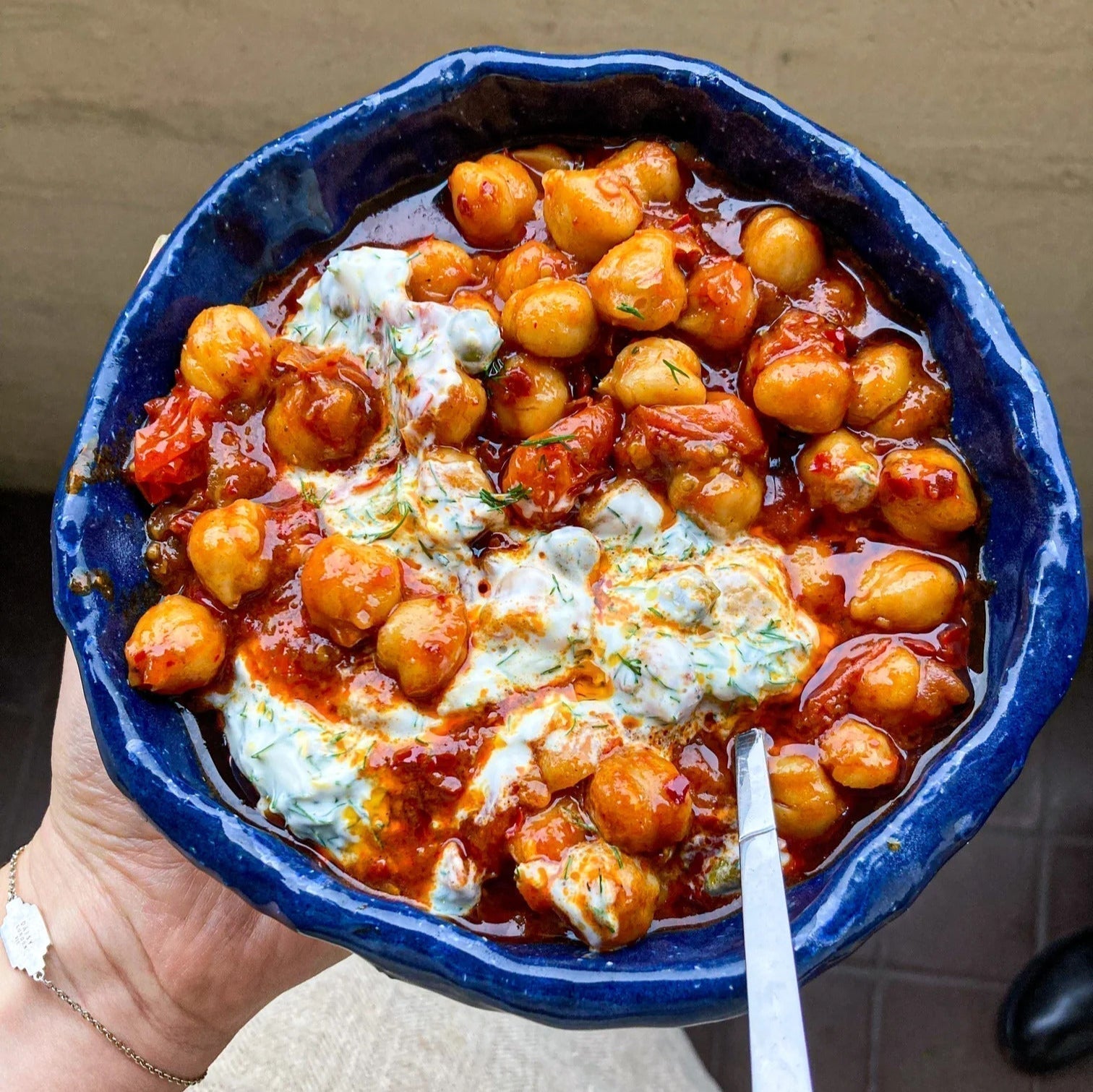 Stoofpot van kikkererwten, tomaten en harissa met kruidige yoghurt