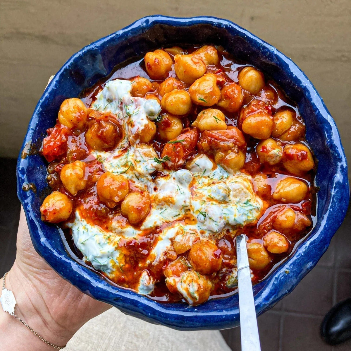  Stoofpot van kikkererwten, tomaten en harissa met kruidige yoghurt 